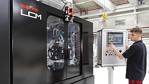 Superfinish-Maschine LCM mit Bediener