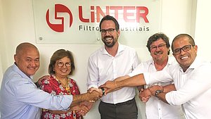 Vertragsunterzeichnung Kauf Linter durch Hengst Filtration