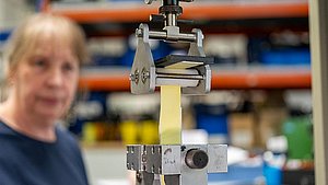 Einrichtung für die Prüfung von Klebebänder