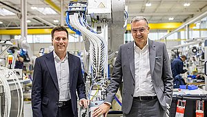 Manuel Hagel und Dr. Jochen Weyrauch in Fertigung