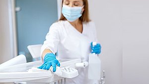 Frau wischt Oberfläche in Krankenhaus