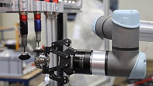Roboter mit Werkzeug an Teil