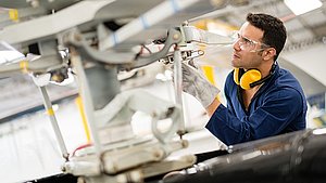 Mechaniker repariert den Propeller eines Hubschraubers