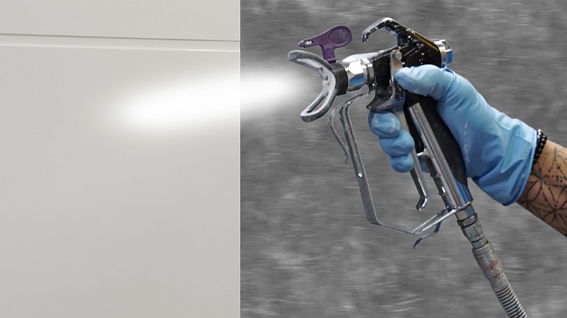 Hand mit Airless-Spritzpistole