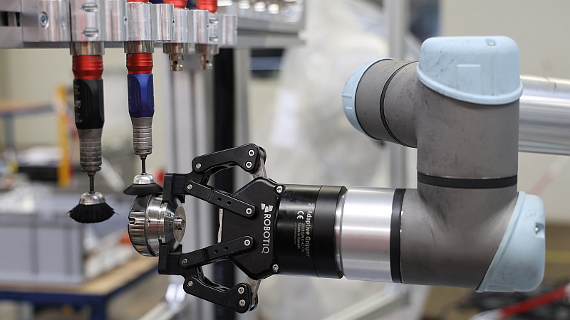 Roboter mit Werkzeug an Teil