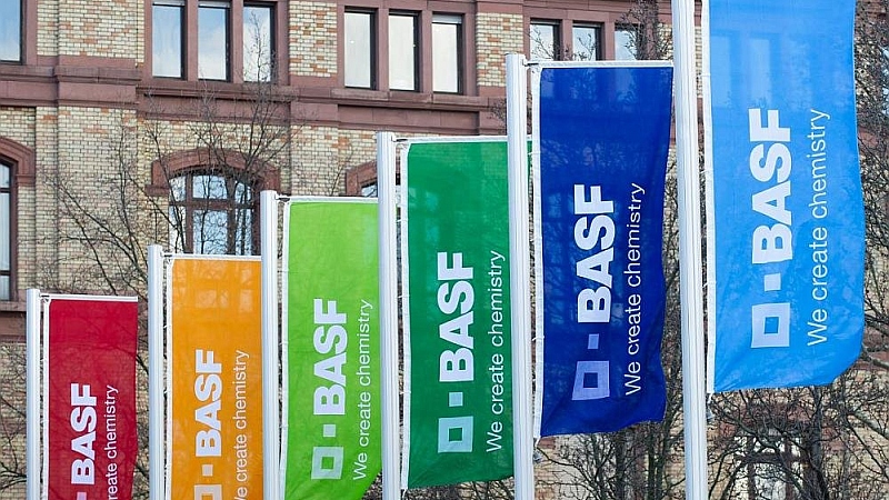 BASF-Flaggen vor Firmengebäude