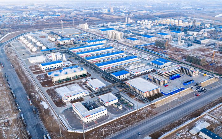 Der Songyuan Hydrogen Energy Industrial Park in China wird mit Korrosionsschutz- und Spezialbeschichtungen von AkzoNobel für Windkraft- und Prozessanlagen ausgestattet.