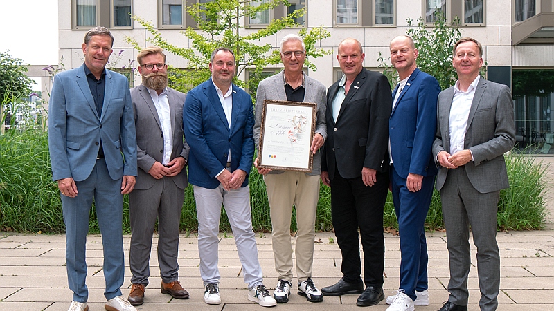 Dietmar Ahle mit Urkunde und Vorstandskollegen