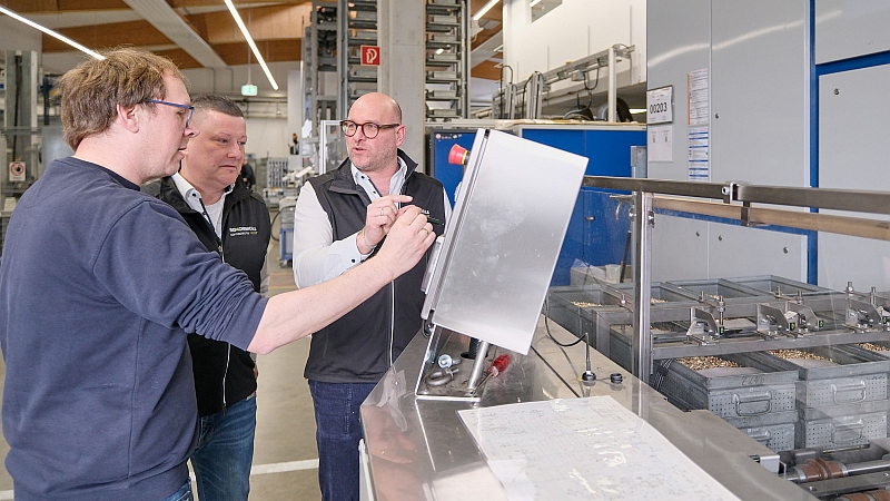 Bauteilreinigungsanlage mit Team