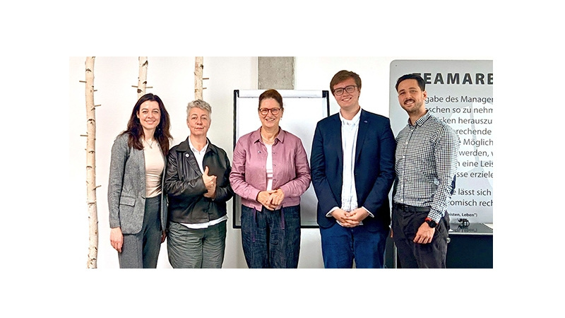 Christine Singer beim Besuch des Unternehmens Betz-Chrom in Gräfelfing. Das Unternehmen bietet die Beschichtungsverfahren Hartchrom und Chemisch Nickel an.