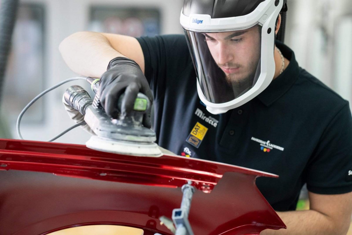 Noah Seiler bei den Worldskills 2026 im Wettbewerb der Fahrzeuglackierer