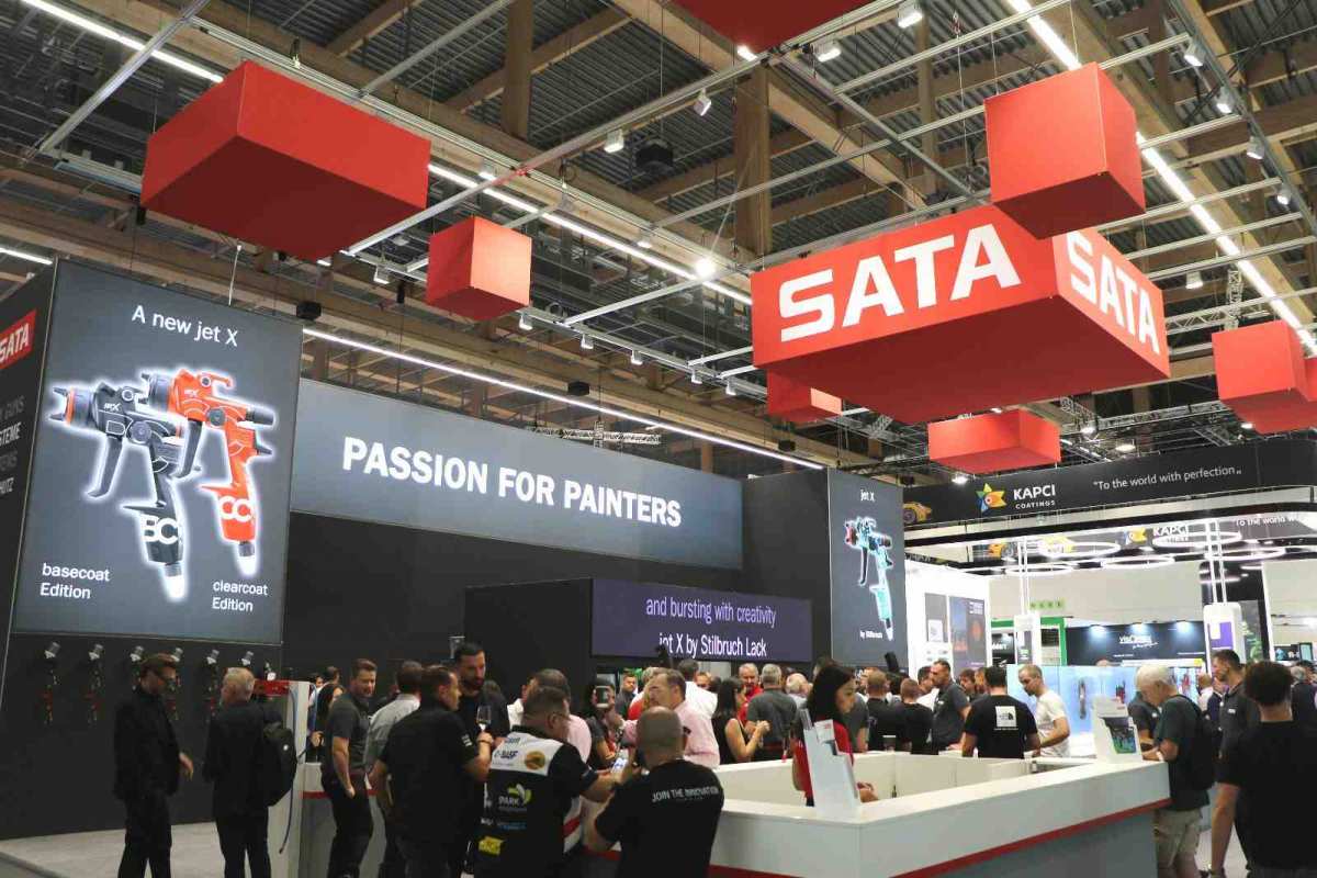 Messestand von Sata mit Lackierpistolen der Serie jet X und Robotiklösung jetstream auf der Automechanika