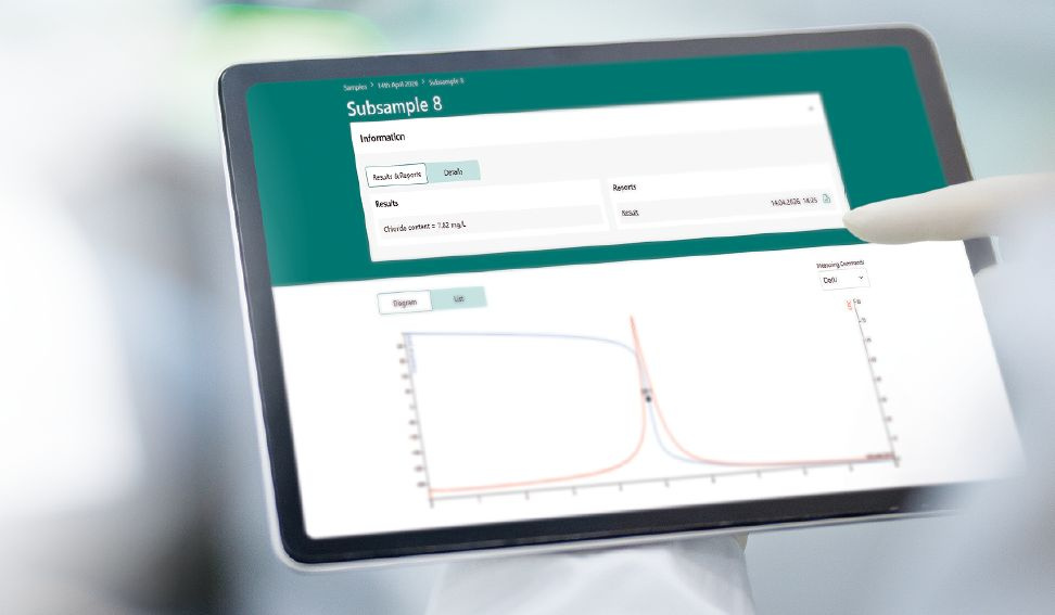 Kompakter Ionic Titrator von Metrohm mit Touchdisplay für potentiometrische und Karl-Fischer-Titrationen