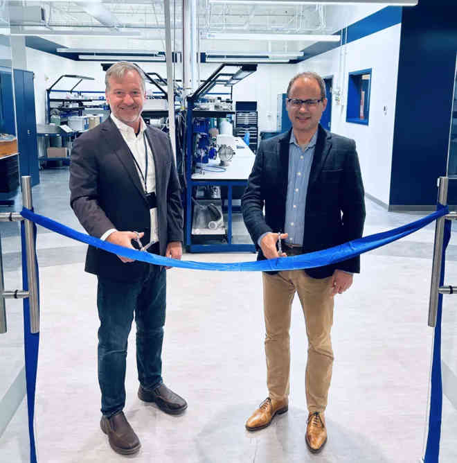 Dan Hoffman, Director Leak Detection Applications bei Inficon Americas (links), und Pierre Teszner, President of Global Sales Application and Services, eröffnen das neue Anwendungszentrum.