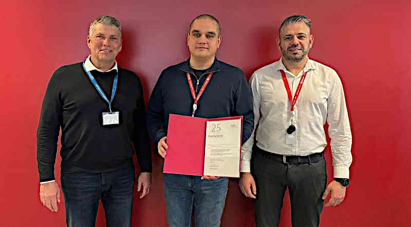 Der Leiter der DGQ-Geschäftsstelle Frankfurt, Jürgen Freund (links), überreichte die Ehrenurkunde für 25 Jahre Engagement an Christian Meisel (Mitte) und Florian Hermann (rechts), die bei Pfeiffer das Qualitätsmanagement verantworten.