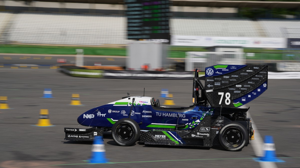Eine Drehschieber-Vakuumpumpe und weiteres Zubehör erlauben dem Formula-Student-Team der TU Hamburg, ihre Rennwagen mit Leichtbauteilen auszustatten.
